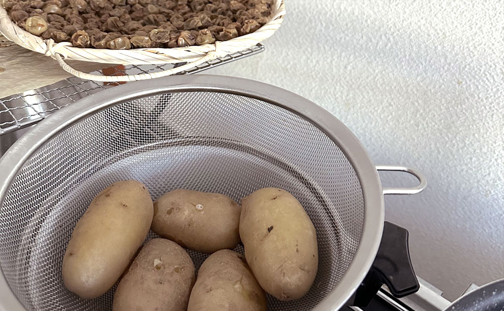 冬はストーブ上で、部屋の加湿、煮込み料理、干し野菜やドライフルーツ作りなどを同時に行う