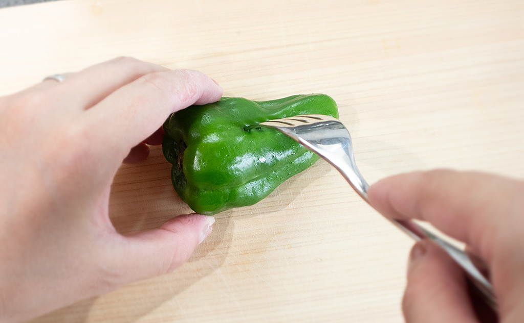 丸ごと食べ切り 夏野菜レシピ_ピーマンの種・わたごと焼き浸し_作り方1