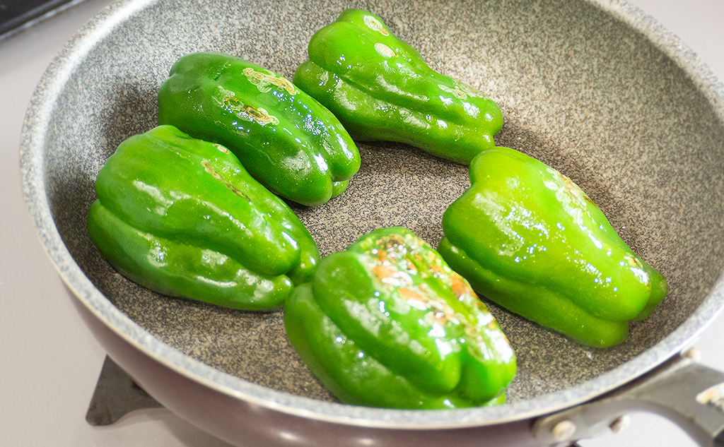 丸ごと食べ切り 夏野菜レシピ_ピーマンの種・わたごと焼き浸し_作り方2