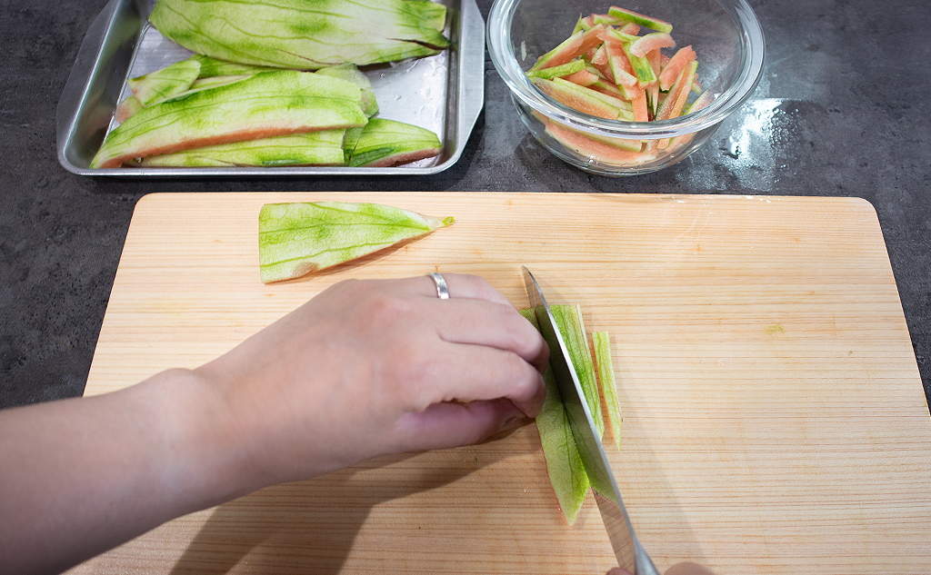 丸ごと食べ切り 夏野菜レシピ_スイカの皮のごま和え_作り方3