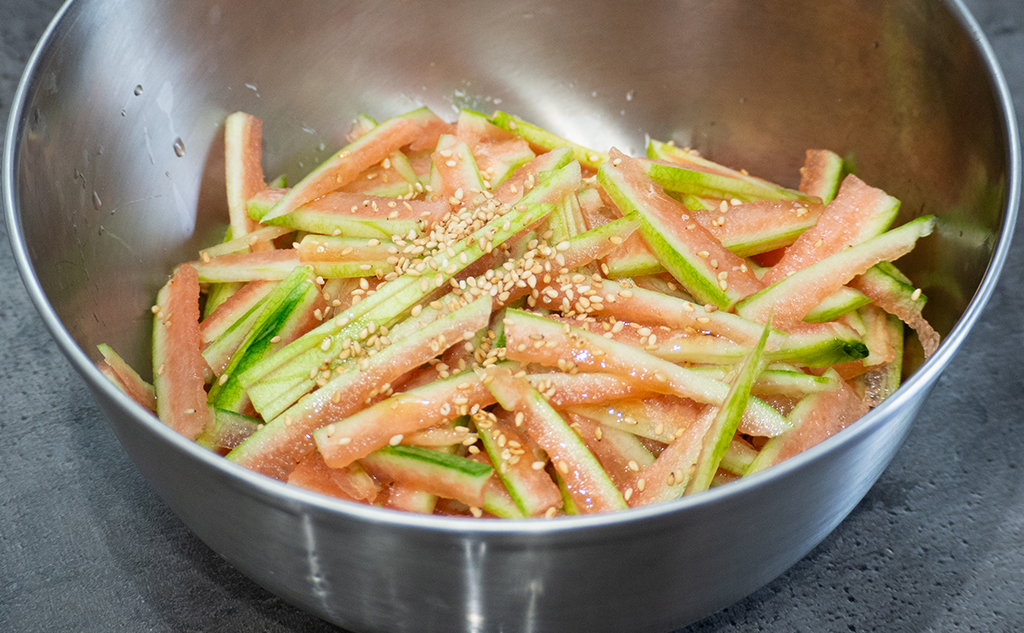 丸ごと食べ切り 夏野菜レシピ_スイカの皮のごま和え_作り方4