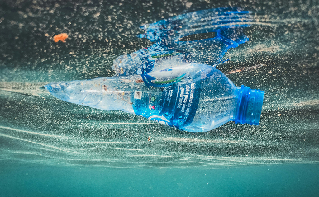 海洋プラスチックごみ_海に浮かぶペットボトル