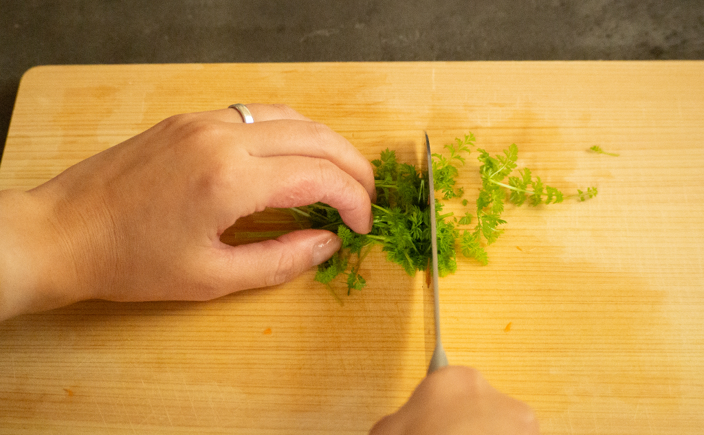 体の芯からあたたまる丸ごと冬野菜レシピ_人参の葉っぱと皮ごとかき揚げ_作り方2