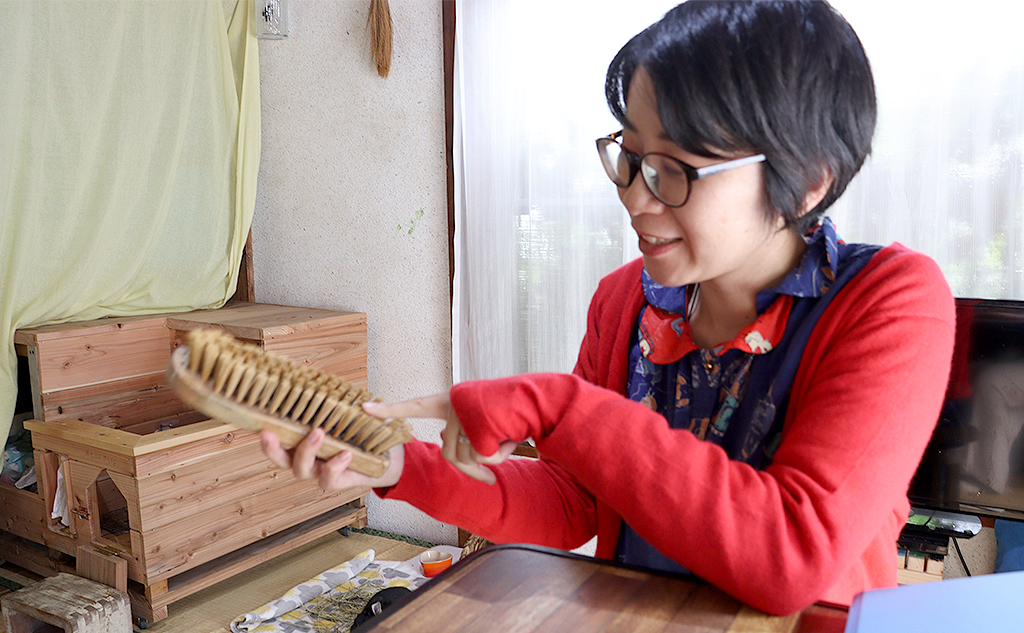 環境にやさしい大掃除のコツ_天然素材のブラシを説明するばさきまりこさん